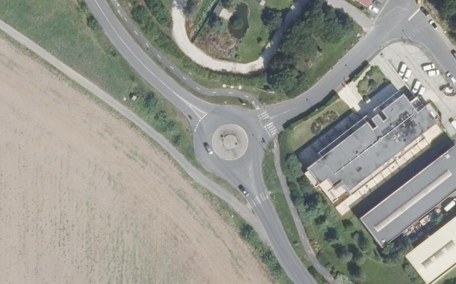 Vue aérienne du Rond-point anonyme n°77226564