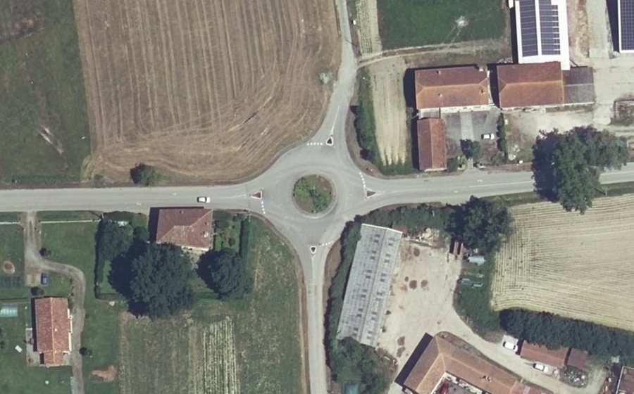 Vue aérienne du Rond-point anonyme n°77229358