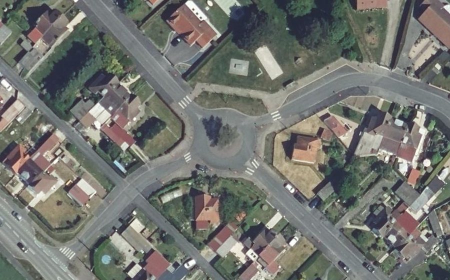 Vue aérienne du Rond-point anonyme n°773619196