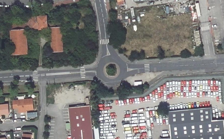 Vue aérienne du Rond-point anonyme n°77418187