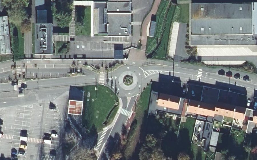 Vue aérienne du Rond-point anonyme n°774684090