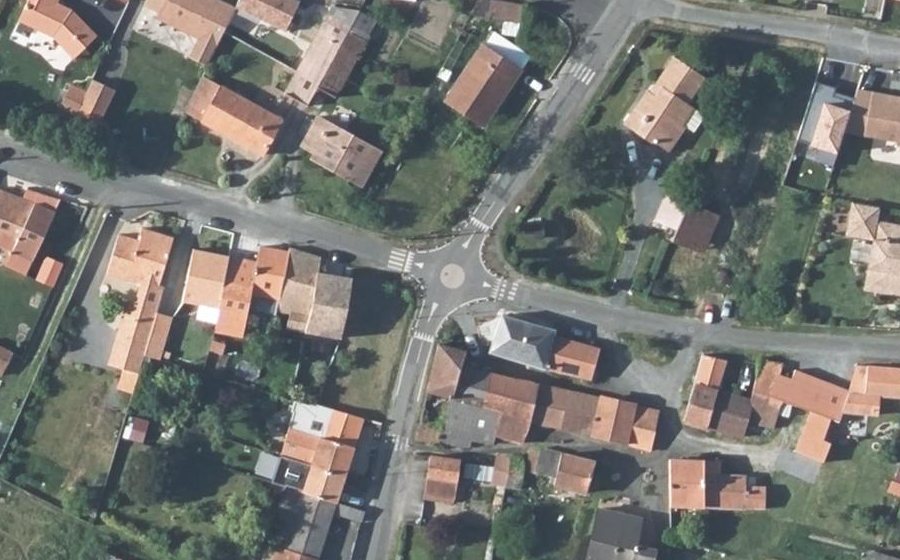Vue aérienne du Rond-point anonyme n°77488053