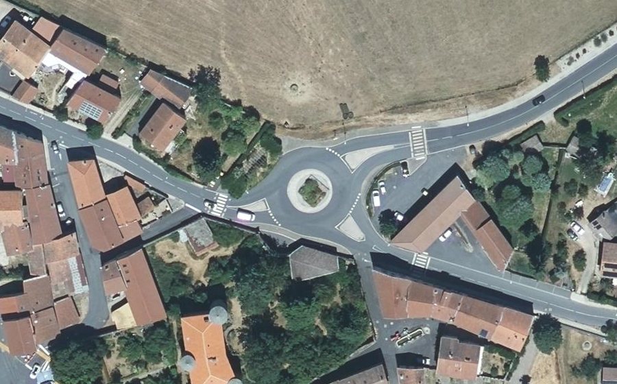 Vue aérienne du Rond-point anonyme n°77488714