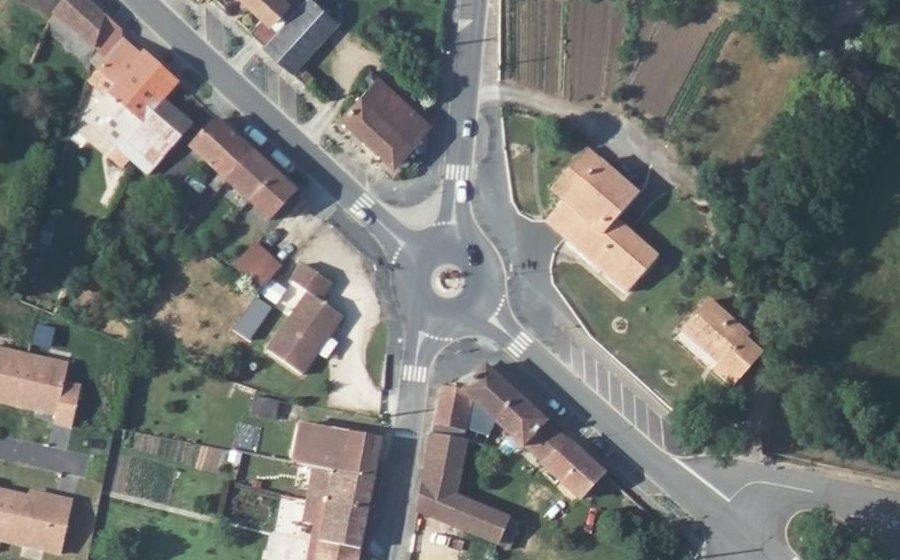 Vue aérienne du Rond-point anonyme n°776168905