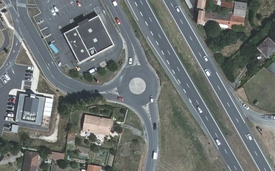 Vue aérienne du Rond-point anonyme n°776556050