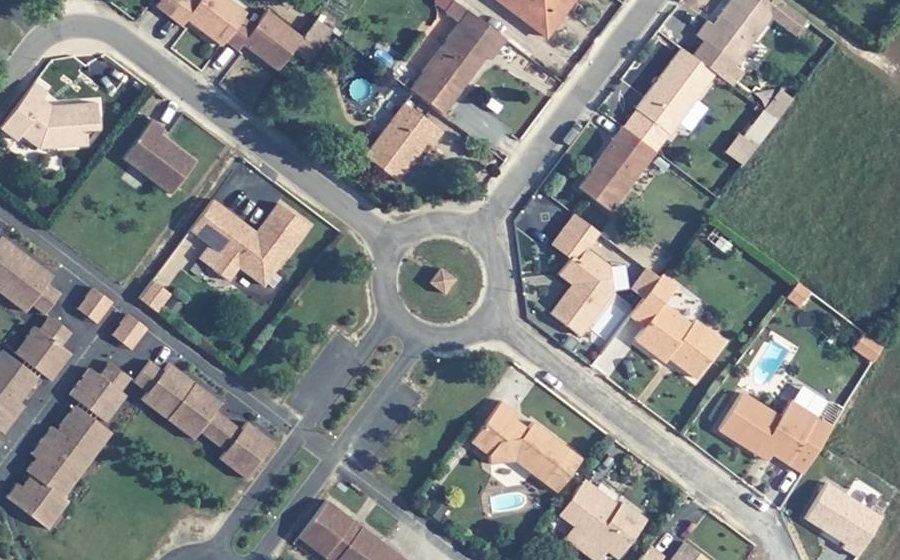Vue aérienne du Rond-point anonyme n°77704487