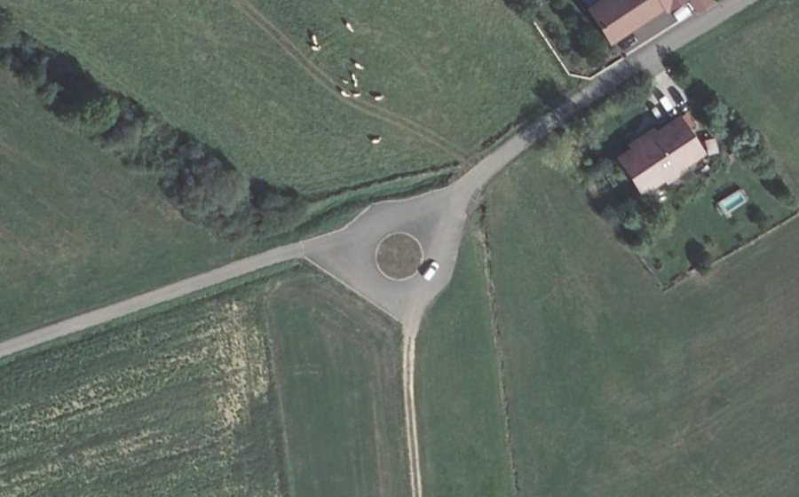 Vue aérienne du Rond-point anonyme n°777990280
