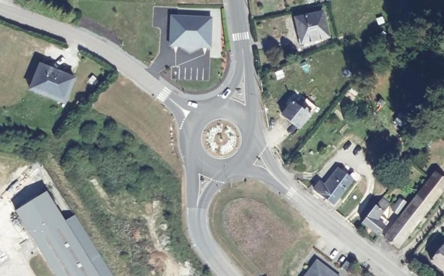 Vue aérienne du Rond-point anonyme n°77808211