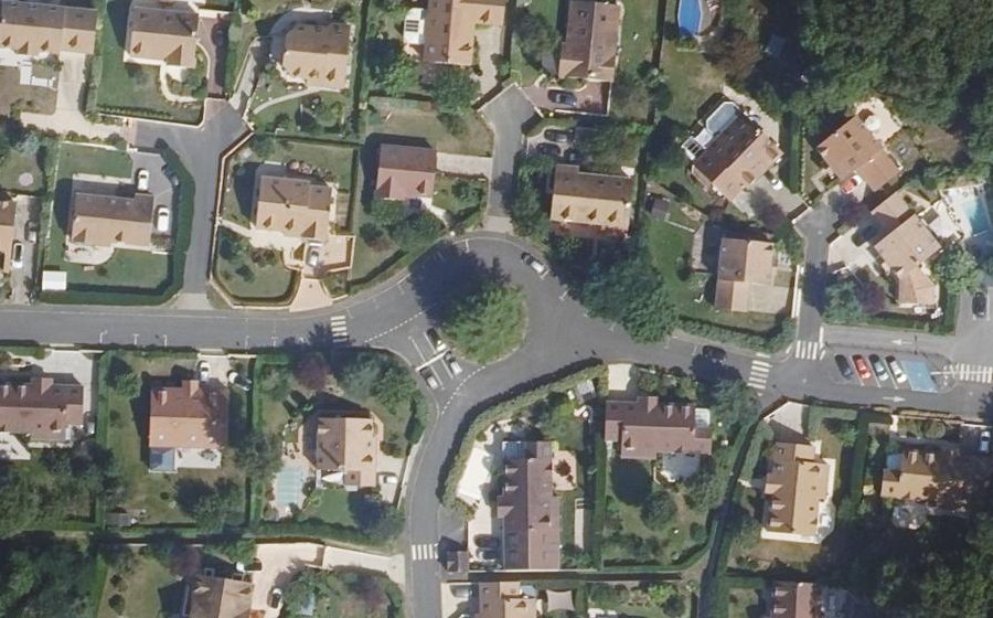 Vue aérienne du Rond-point anonyme n°77815629