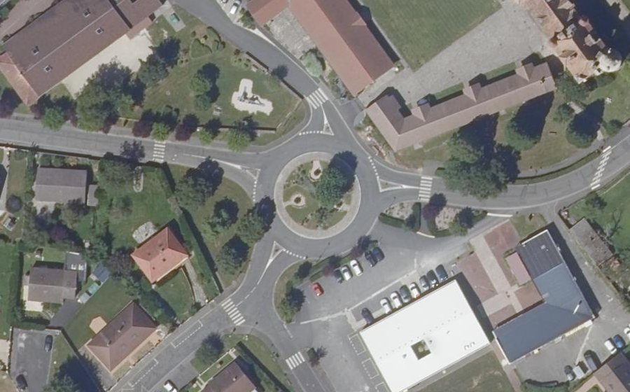 Vue aérienne du Rond-point anonyme n°77836340