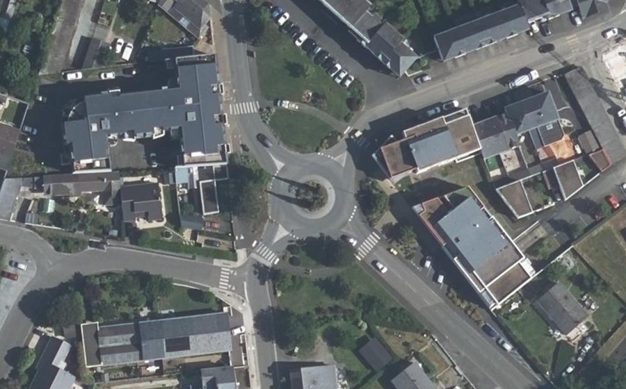 Vue aérienne du Rond-point anonyme n°77864584