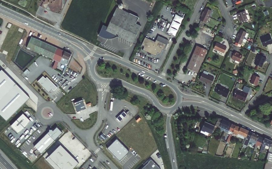 Vue aérienne du Rond-point anonyme n°77888652