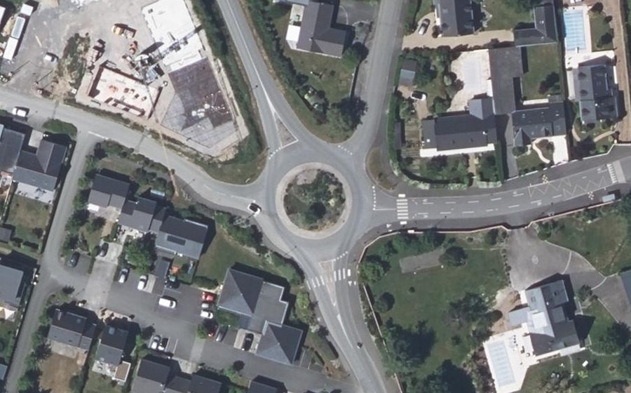 Vue aérienne du Rond-point anonyme n°77889781
