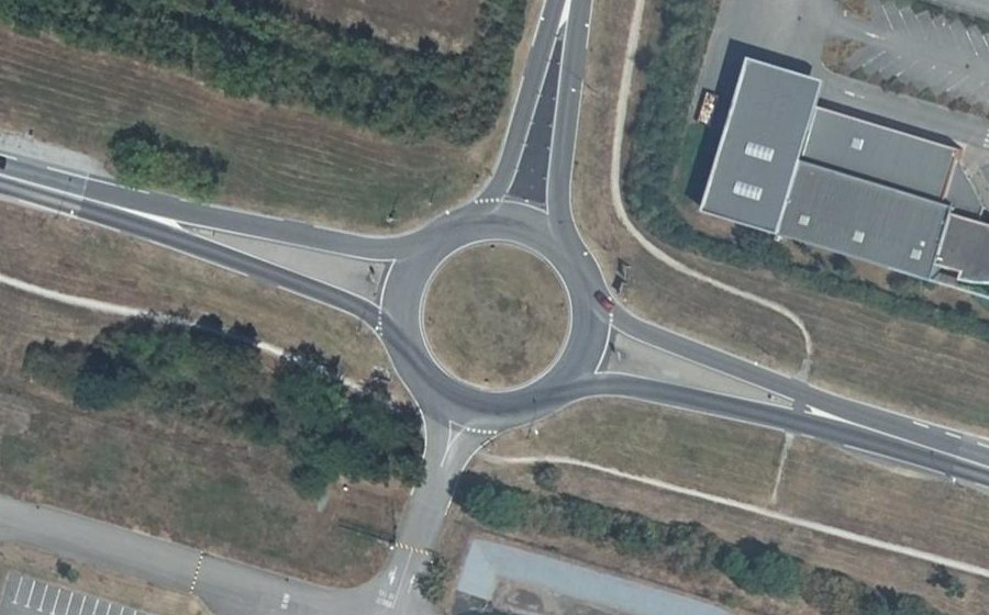 Vue aérienne du Rond-point anonyme n°77903092