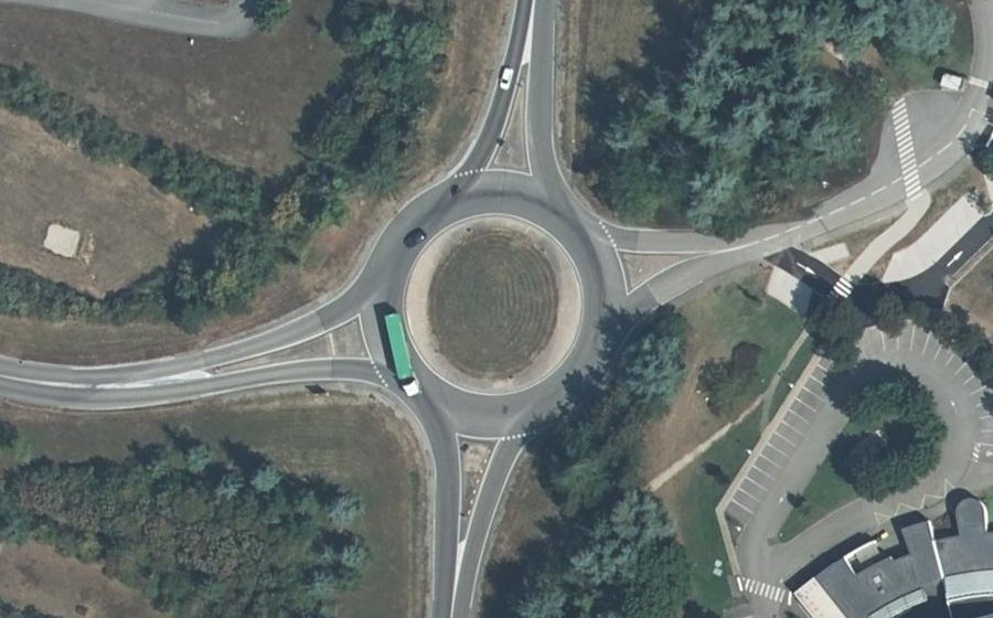 Vue aérienne du Rond-point anonyme n°77903093