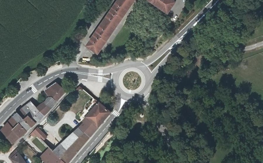 Vue aérienne du Rond-point anonyme n°77909563