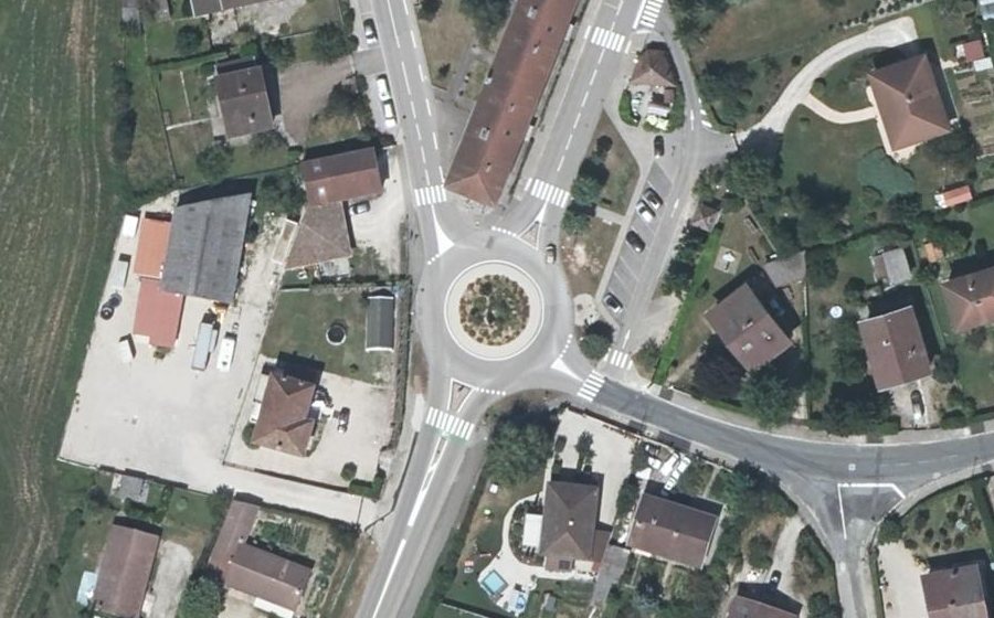 Vue aérienne du Rond-point anonyme n°77909566