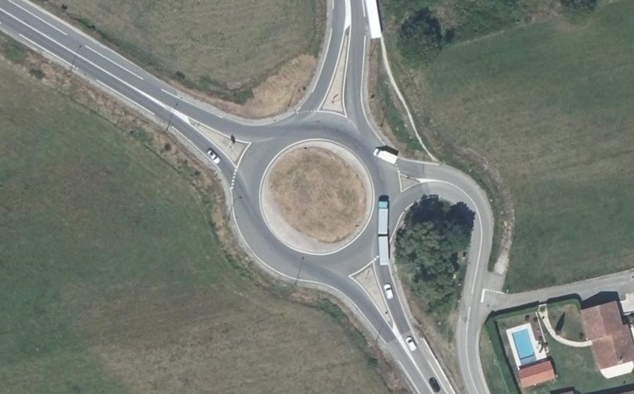 Vue aérienne du Rond-point anonyme n°77909567