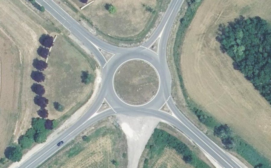 Vue aérienne du Rond-point anonyme n°77929257
