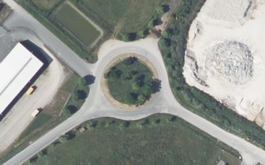Vue aérienne du Rond-point anonyme n°77929443