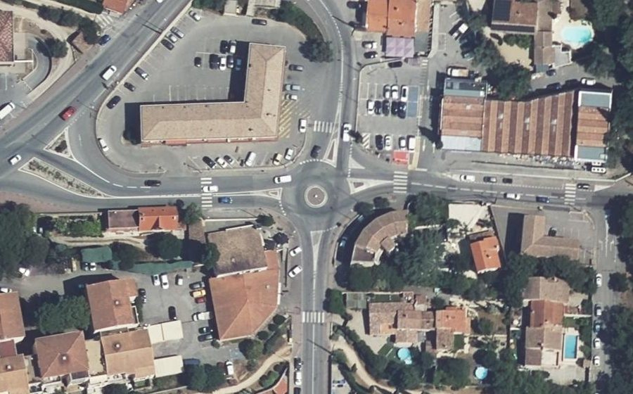 Vue aérienne du Rond-point anonyme n°77938391