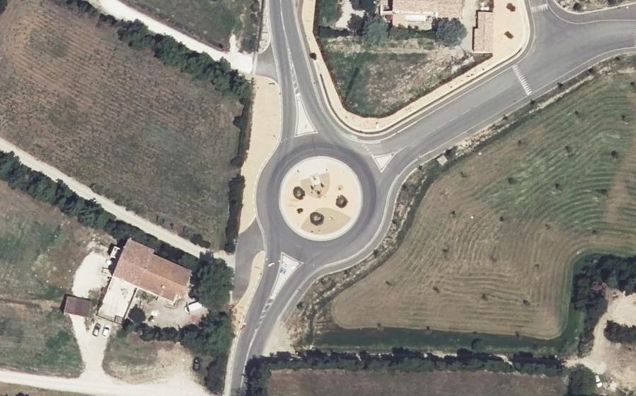 Vue aérienne du Rond-point anonyme n°779843402