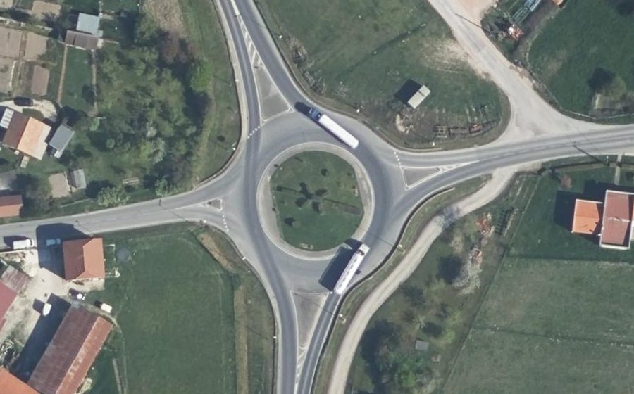 Vue aérienne du Rond-point anonyme n°77991047
