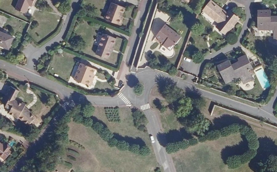 Vue aérienne du Rond-point anonyme n°77991868