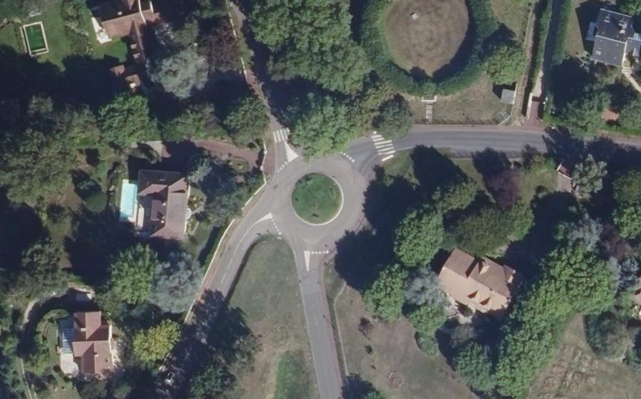 Vue aérienne du Rond-point anonyme n°77992988