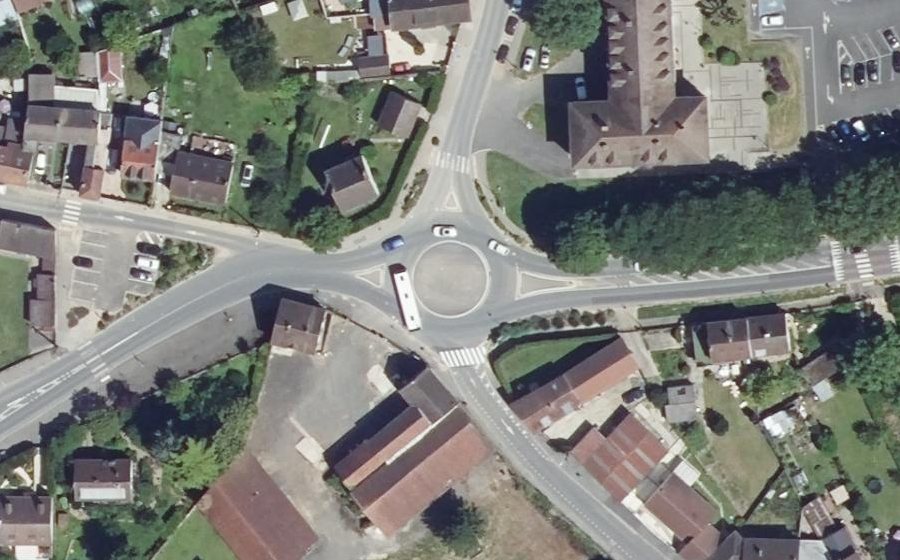 Vue aérienne du Rond-point anonyme n°780286458