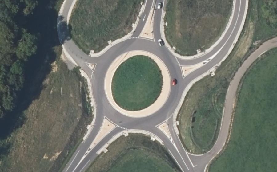 Vue aérienne du Rond-point anonyme n°780644268