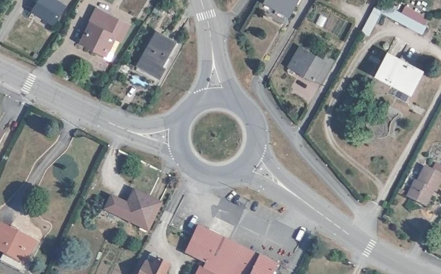 Vue aérienne du Rond-point anonyme n°78064591