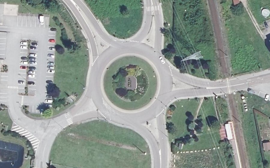Vue aérienne du Rond-point anonyme n°78064596
