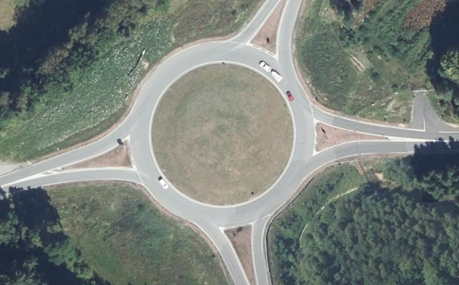Vue aérienne du Rond-point anonyme n°78207446