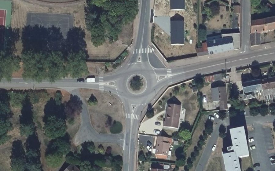 Vue aérienne du Rond-point anonyme n°78252638