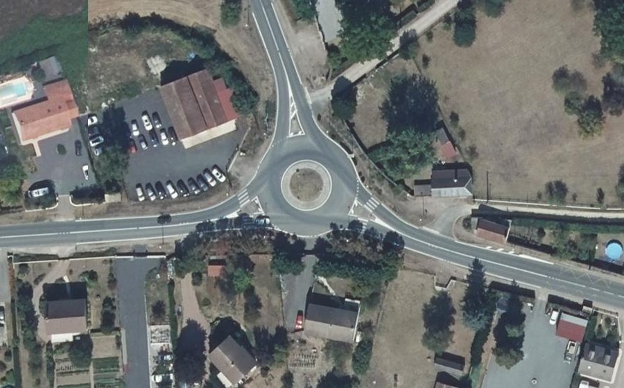 Vue aérienne du Rond-point anonyme n°78252858