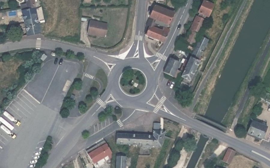 Vue aérienne du Rond-point anonyme n°78255265