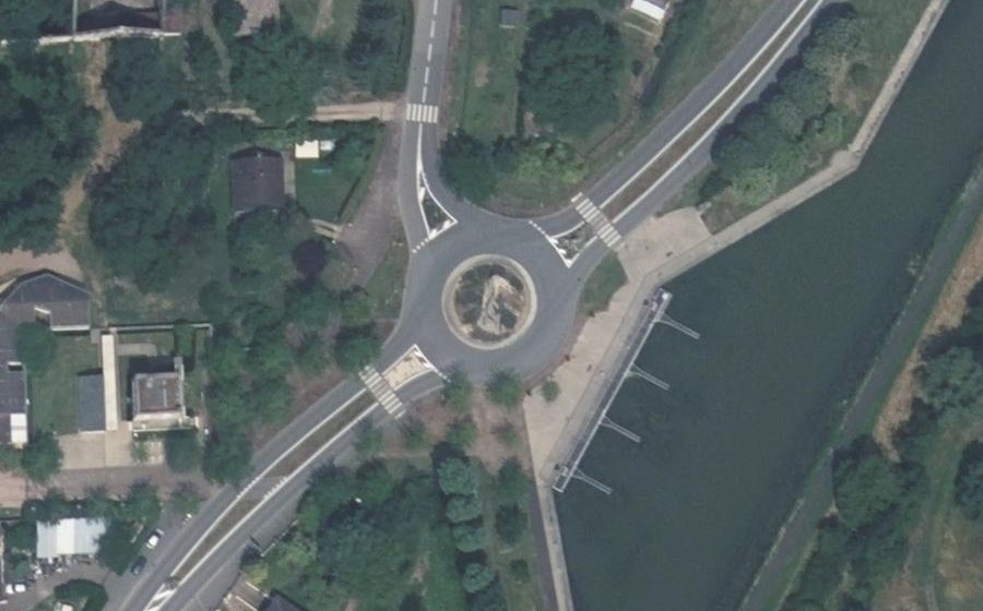 Vue aérienne du Rond-point anonyme n°78255717