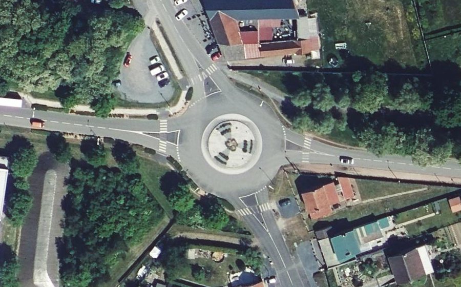 Vue aérienne du Rond-point anonyme n°78279324