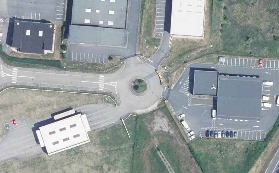 Vue aérienne du Rond-point anonyme n°782823826