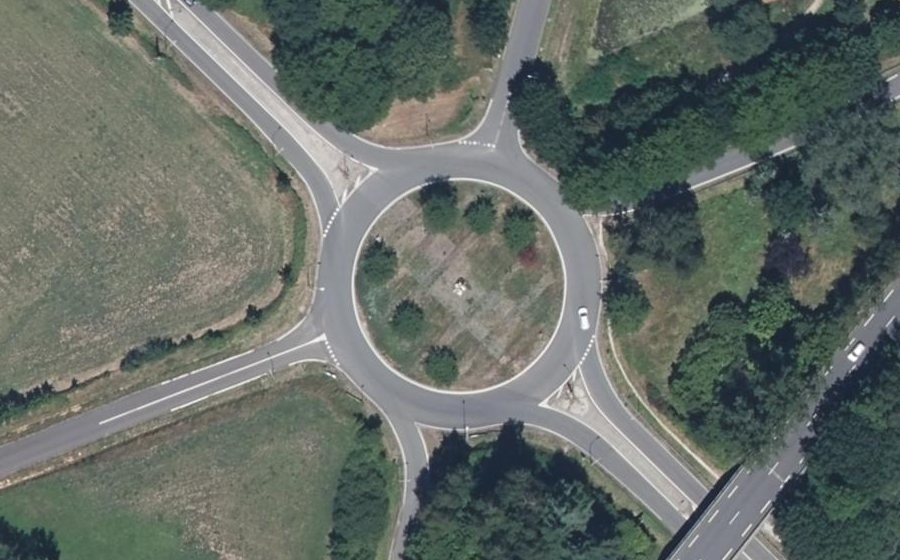 Vue aérienne du Rond-point anonyme n°78309297