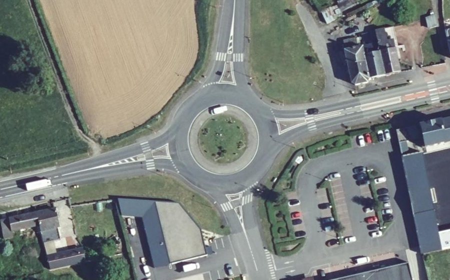 Vue aérienne du Rond-point anonyme n°78310923