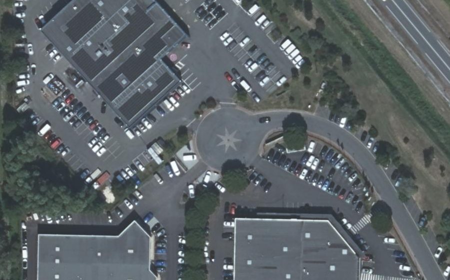 Vue aérienne du Rond-point anonyme n°78311064