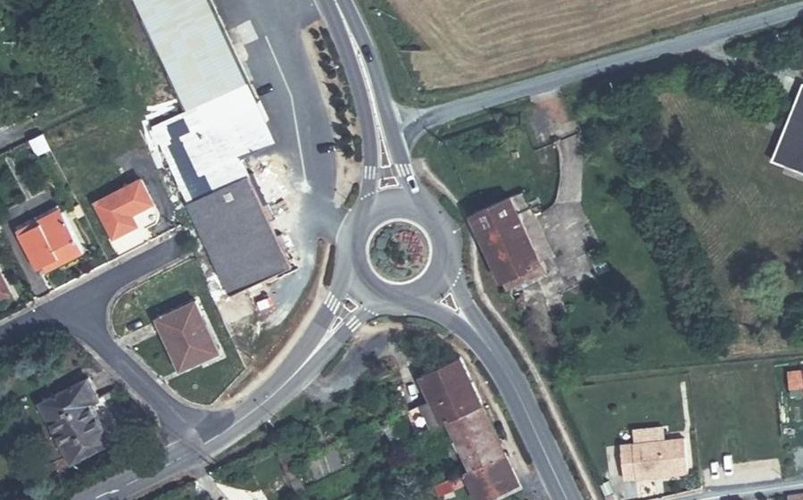 Vue aérienne du Rond-point anonyme n°78313084