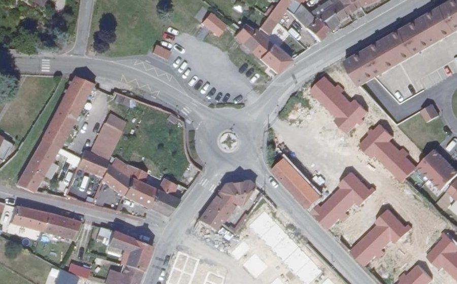 Vue aérienne du Rond-point anonyme n°78326260
