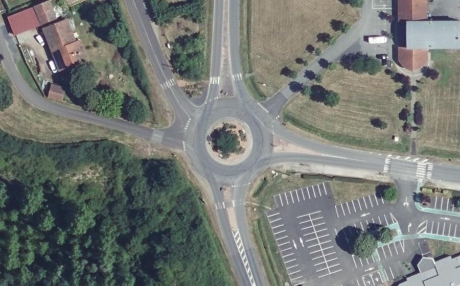 Vue aérienne du Rond-point anonyme n°78352321