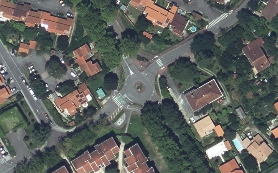 Vue aérienne du Rond-point anonyme n°78352767