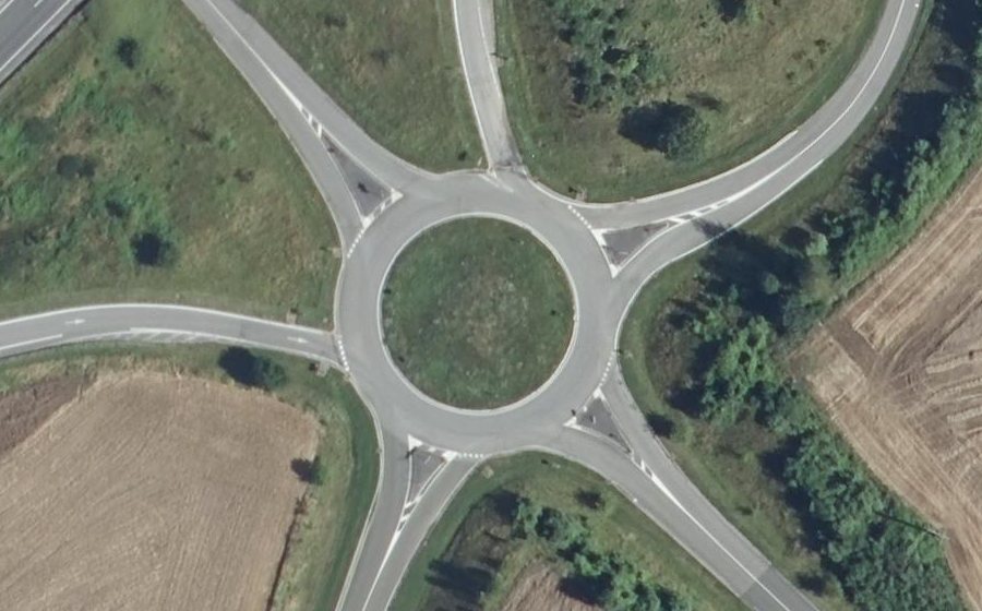 Vue aérienne du Rond-point anonyme n°78366075