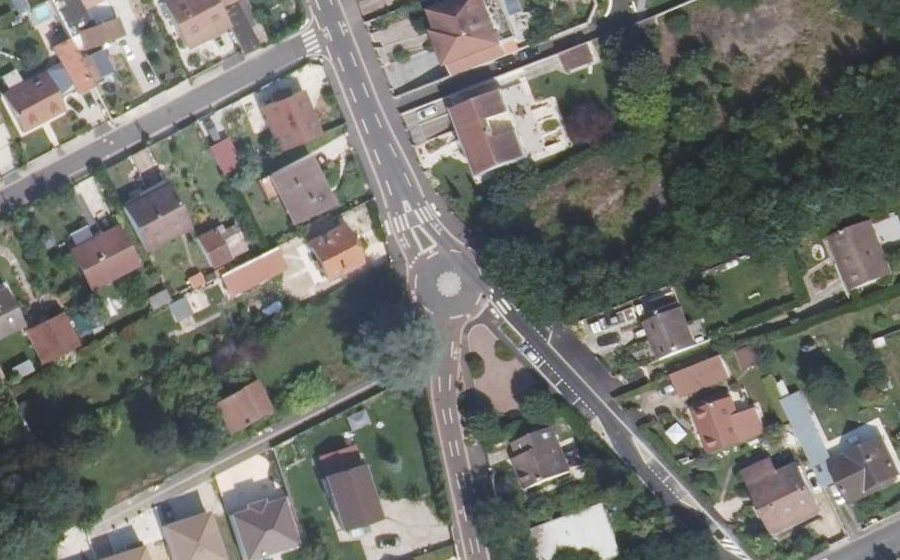 Vue aérienne du Rond-point anonyme n°783936249