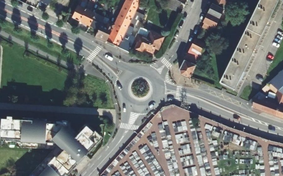 Vue aérienne du Rond-point anonyme n°78401664